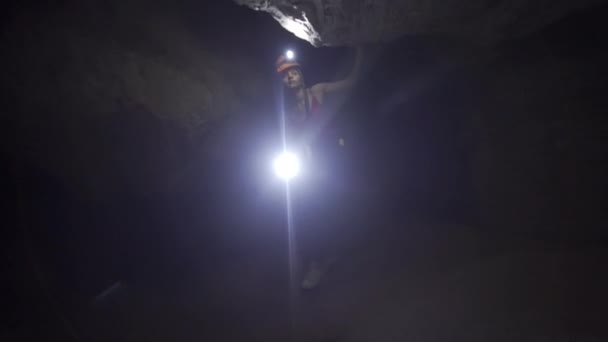 Turista femenina explorando la cueva — Vídeo de stock