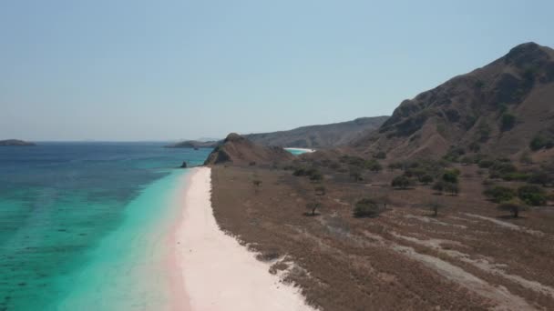 Drone sobre praia de areia branca da ilha de Komodo — Vídeo de Stock