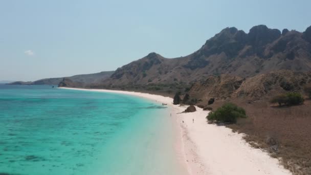 Drone over Beach és partvonala Komodo Island — Stock videók