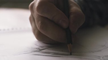 Tasarımcı Kalemle Kağıt Üzerine Planlar Çiziyor
