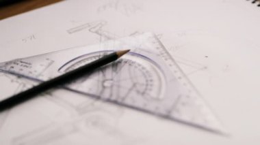 Yapıştırıcı ve Kalemle Tasarımcı Set Meydanı