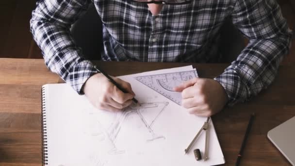 Diseñador de planes de dibujo de bicicletas en el estudio en casa — Vídeo de stock