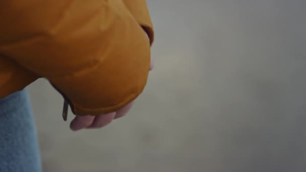 Девочка-подросток в манжетах оранжевого пальто — стоковое видео
