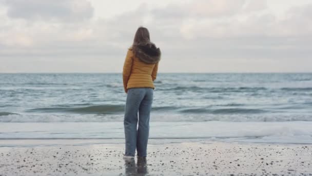 Κοκκινομάλλα έφηβος με θέα στη θάλασσα από την παραλία — Αρχείο Βίντεο