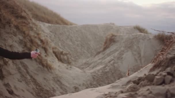 Ruiva menina correndo para baixo dunas de areia — Vídeo de Stock