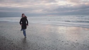 Kumsalda Siyah Saçlı Koşan Kızıl