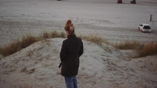 Pelirroja adolescente caminando a lo largo de playa — Vídeo de stock