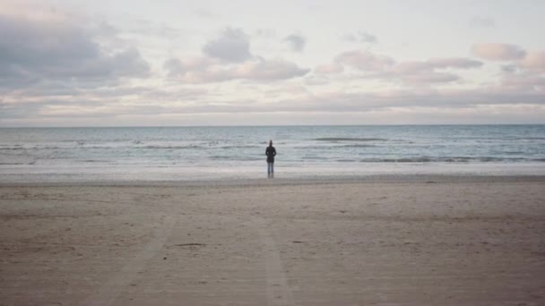 Teenager mädchen im schwarz auf strand — Stockvideo