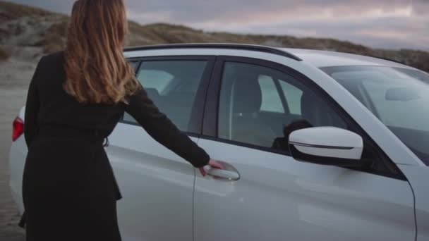 Dziewczyna w czerni coraz do białego samochodu — Wideo stockowe