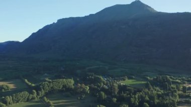 Güneşli Manzaranın Üzerindeki İHA Dağlara Doğru