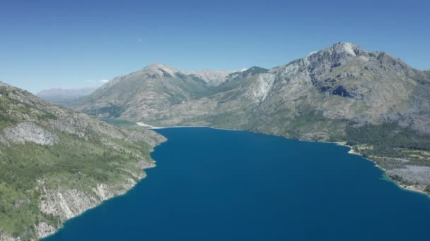 Dağlar Arasındaki Derin Mavi Su Üzerindeki Drone — Stok video