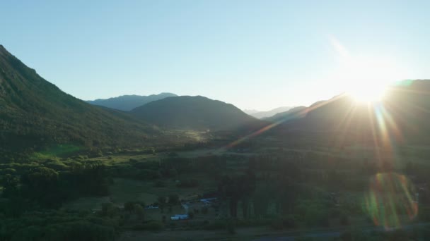 Drone vers les montagnes avec soleil rayonnant — Video