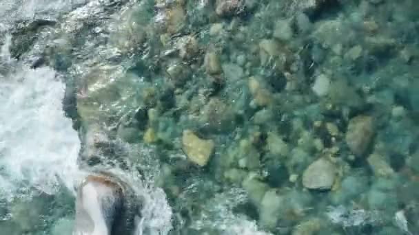 Drone sobre aguas poco profundas que fluyen — Vídeo de stock