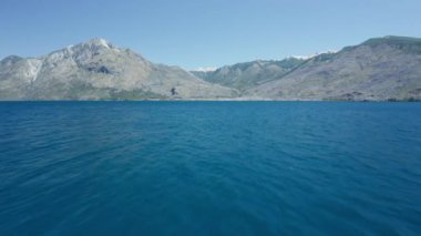 Mavi Deniz 'in üzerinden Kıyıya ve Dağlara doğru İHA