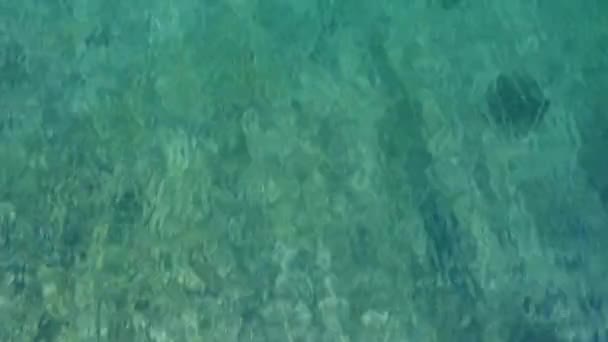 Drone puxando para trás sobre água limpa — Vídeo de Stock