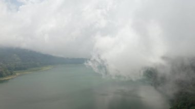Bulutlara ve sislere doğru drone