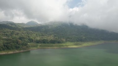 Göle doğru İHA, Ormana doğru, Bulutların Altındaki Tepeleri kapladı.