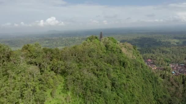 森林覆盖的小山和庙宇上方的无人机 — 图库视频影像