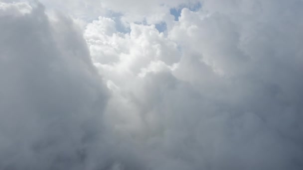 Drone attraverso nuvole bianche — Video Stock
