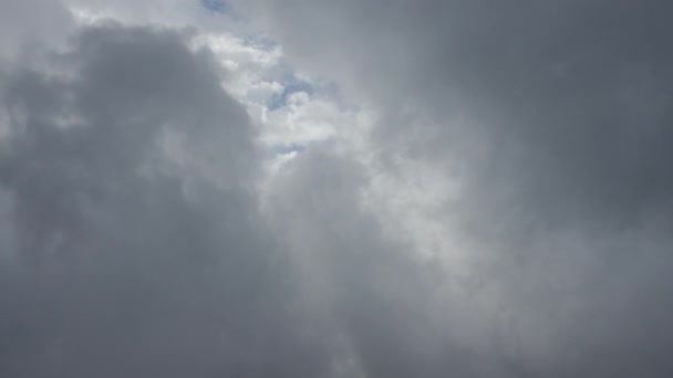 Dron latający w ciężkich chmurach — Wideo stockowe