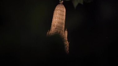 Gece Bangkok 'taki Riverside Budist Tapınağı' nın en üst kısmı.