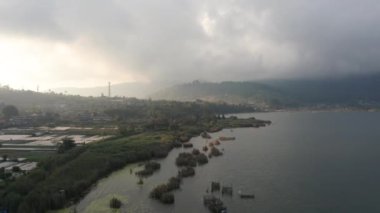 Kıyı şeridini aşıp Misty Hills 'e doğru giden çiftlikler.