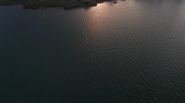 Suyun Üzerindeki İnsansız Hava Aracı Şehre Güneş Işıkları Altında