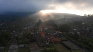 Bali üzerinde güneş ışığıyla Tepede İHA