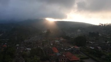 Bali 'de güneş ışığıyla tepede İHA