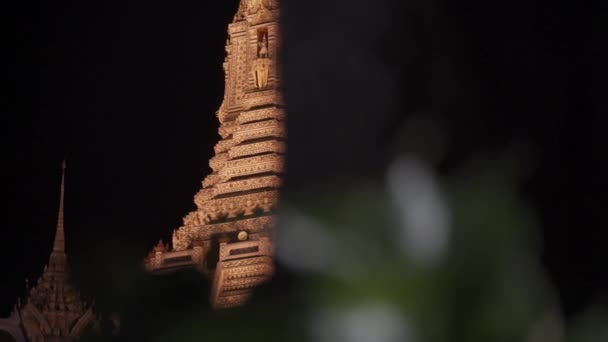Panning Shot of Thailand 's Famous Architecture Wat Arun Temple à noite — Vídeo de Stock