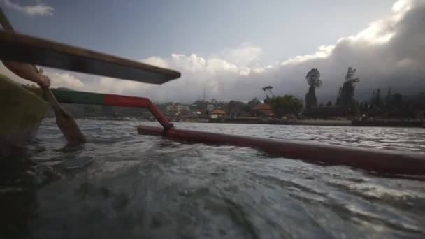 Žena pádlování outrigger na Bali — Stock video