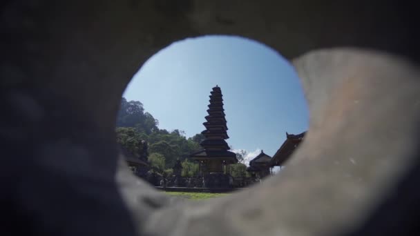 Stenskulptur och Meru tempeltorn — Stockvideo
