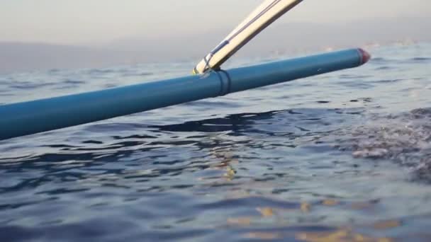 バリの日没時に海を渡る外航船 — ストック動画