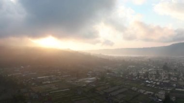 Şehrin Üzerinde İnsansız Hava Aracı Ve Parlayan Parlak Tarlalar