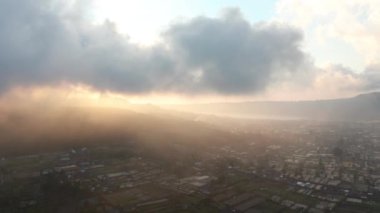 Bali Kasabasında İnsansız Hava Aracı ve Güneş Tarlaları