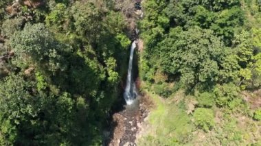 Ormanların üzerinden Şelaleye İHA Uçuşu
