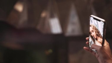 Akıllı Telefon Güzel Moda Modeli Tarafından Tutuluyor