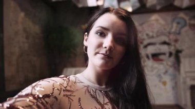 Esmer Moda Model Sıralı Üst Moda