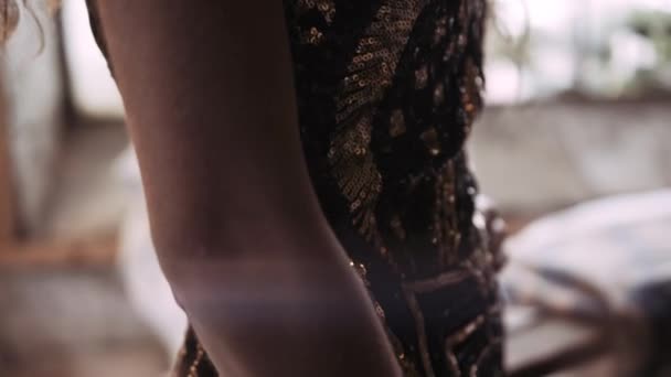 Vacker ung modell i svart och guld klänning — Stockvideo