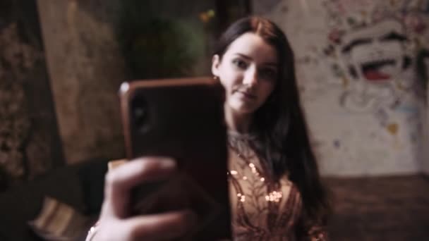 Bruna modella di moda in posa per selfie — Video Stock