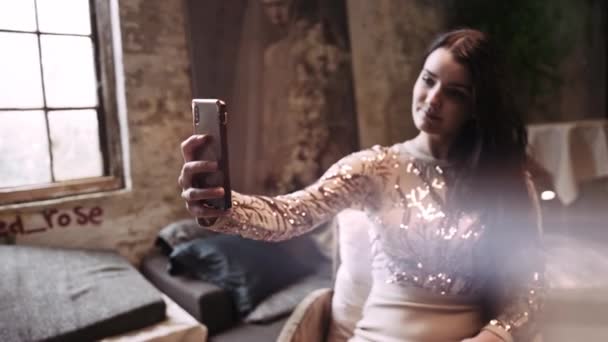 Bruneta módní model pózování pro selfie na Smartphone — Stock video