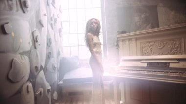 Güzel Genç Moda Modeli Gösterişli Elbiseler İçinde