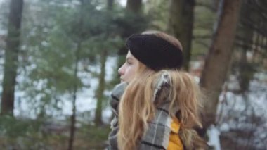 Ormandaki Kızıl Saçlı Genç Kız