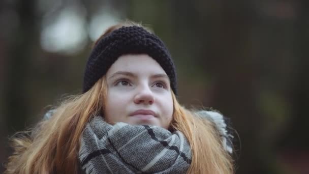 Adolescente chica en bufanda mirando alrededor del bosque — Vídeos de Stock