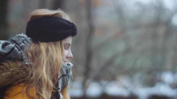 森の中のフラスコから飲む10代の女の子 — ストック動画