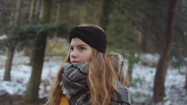 Adolescente ruiva menina no cachecol no inverno floresta — Vídeo de Stock