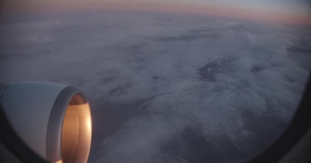 Avión con motor iluminado que vuela sobre la nube — Vídeos de Stock