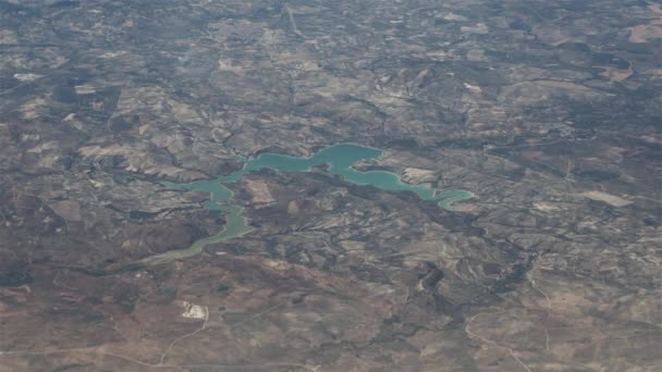 Vista desde la ventana del avión volando sobre el paisaje — Vídeos de Stock