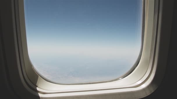 Interior de la ventana del avión con cielo azul — Vídeos de Stock