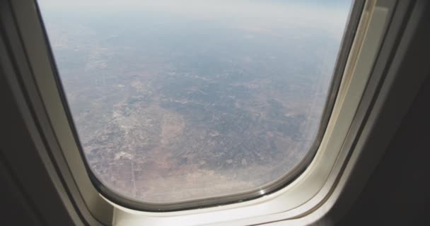 Flugzeugfenster mit Blick auf die Landschaft — Stockvideo